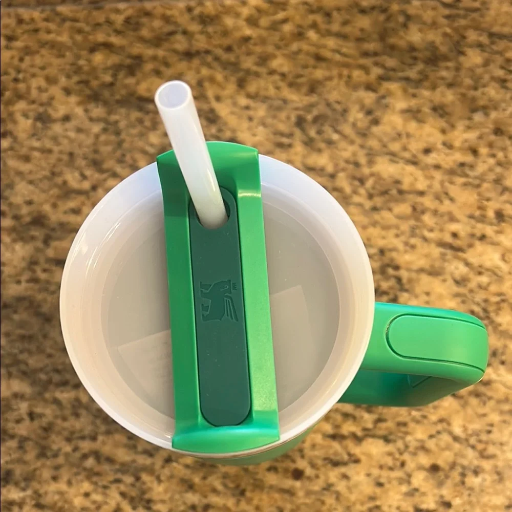 Stanley Green Insulated Water Bottle for Dining - Picture 2 of 5